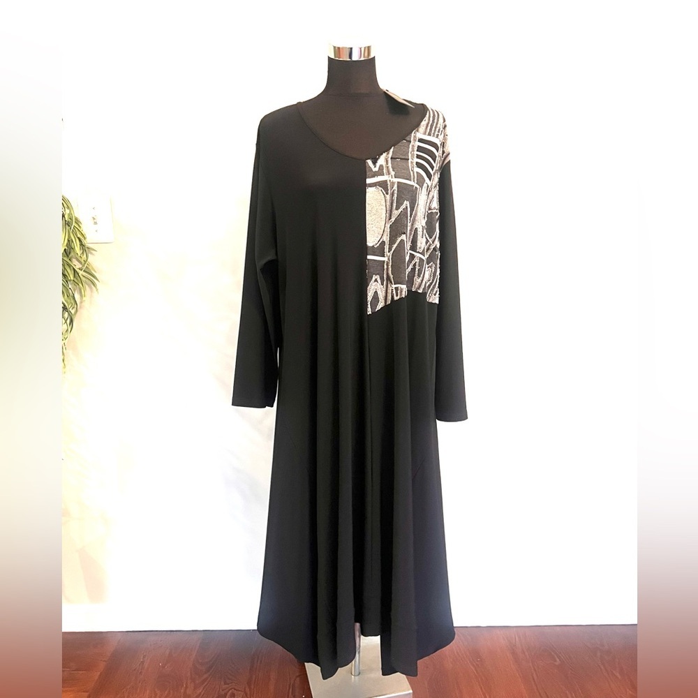 NWT Long sleeve Comfy USA dress mix of black and white geometric design. SIZE 3X